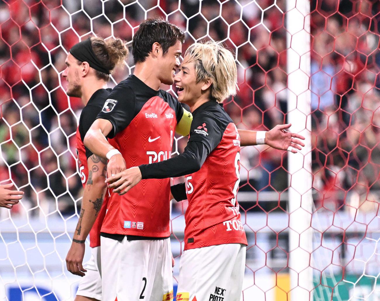 浦和対柏　後半、先制ゴールを決めた浦和小泉（右）は酒井と抱き合って喜ぶ（撮影・滝沢徹郎）