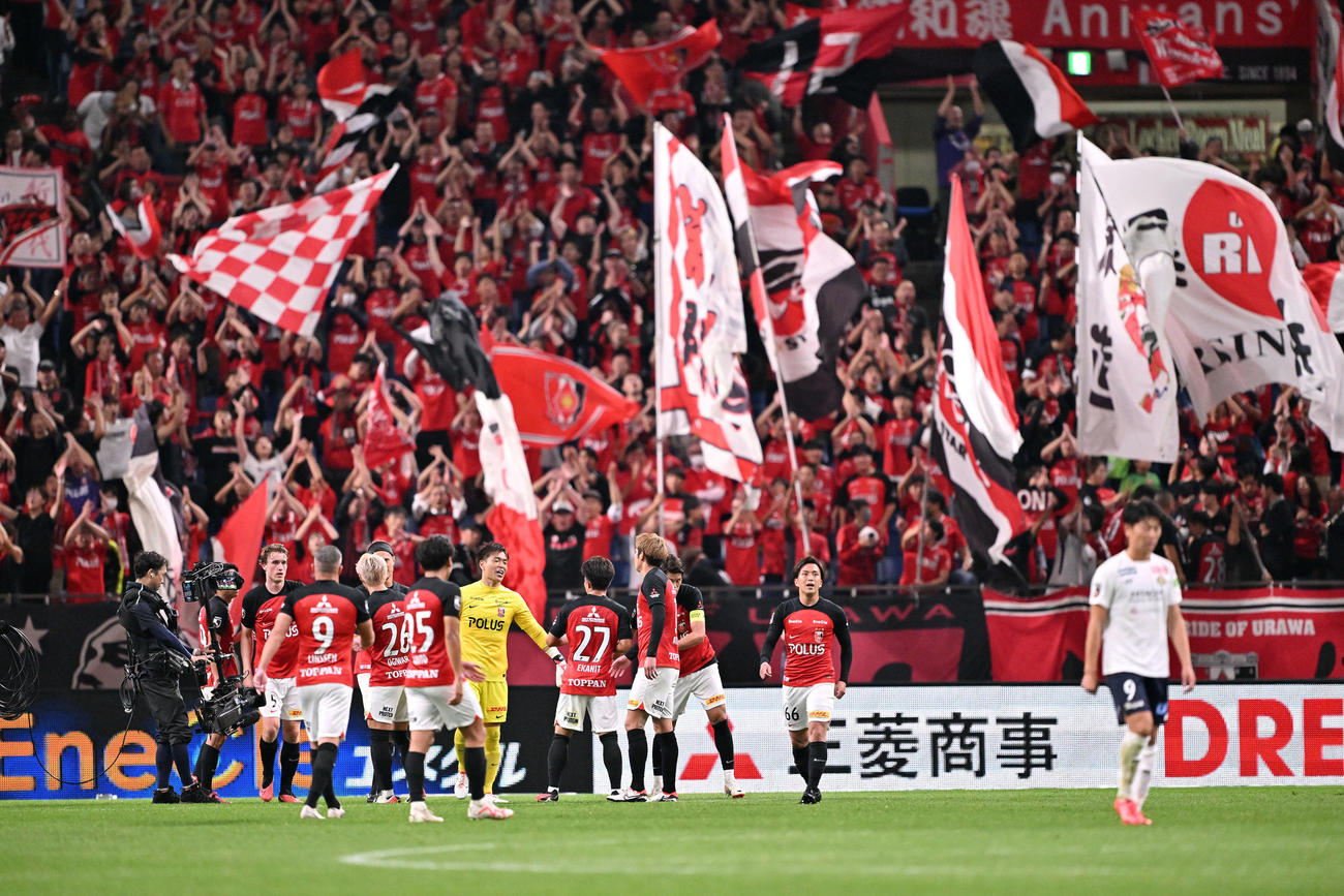 浦和対柏　試合に勝利しタッチをかわす浦和の選手たち（撮影・滝沢徹郎）