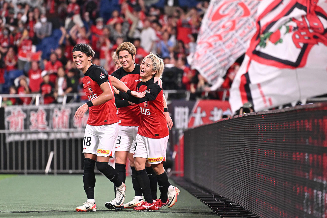浦和対柏　後半、先制ゴールを決めた浦和小泉（右）はチームメートと抱き合って喜ぶ（撮影・滝沢徹郎）