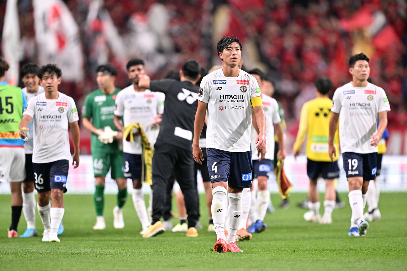 浦和対柏　試合に敗れ悔しげに引き揚げる柏古賀（手前中央）ら選手たち（撮影・滝沢徹郎）