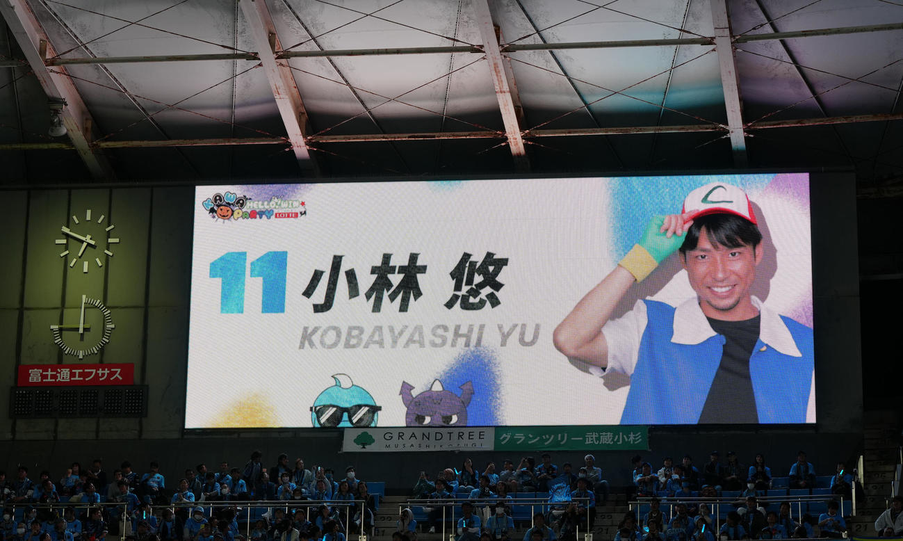 川崎F対福岡　試合前、ビジョンで紹介される仮装姿の川崎F小林（撮影・江口和貴）