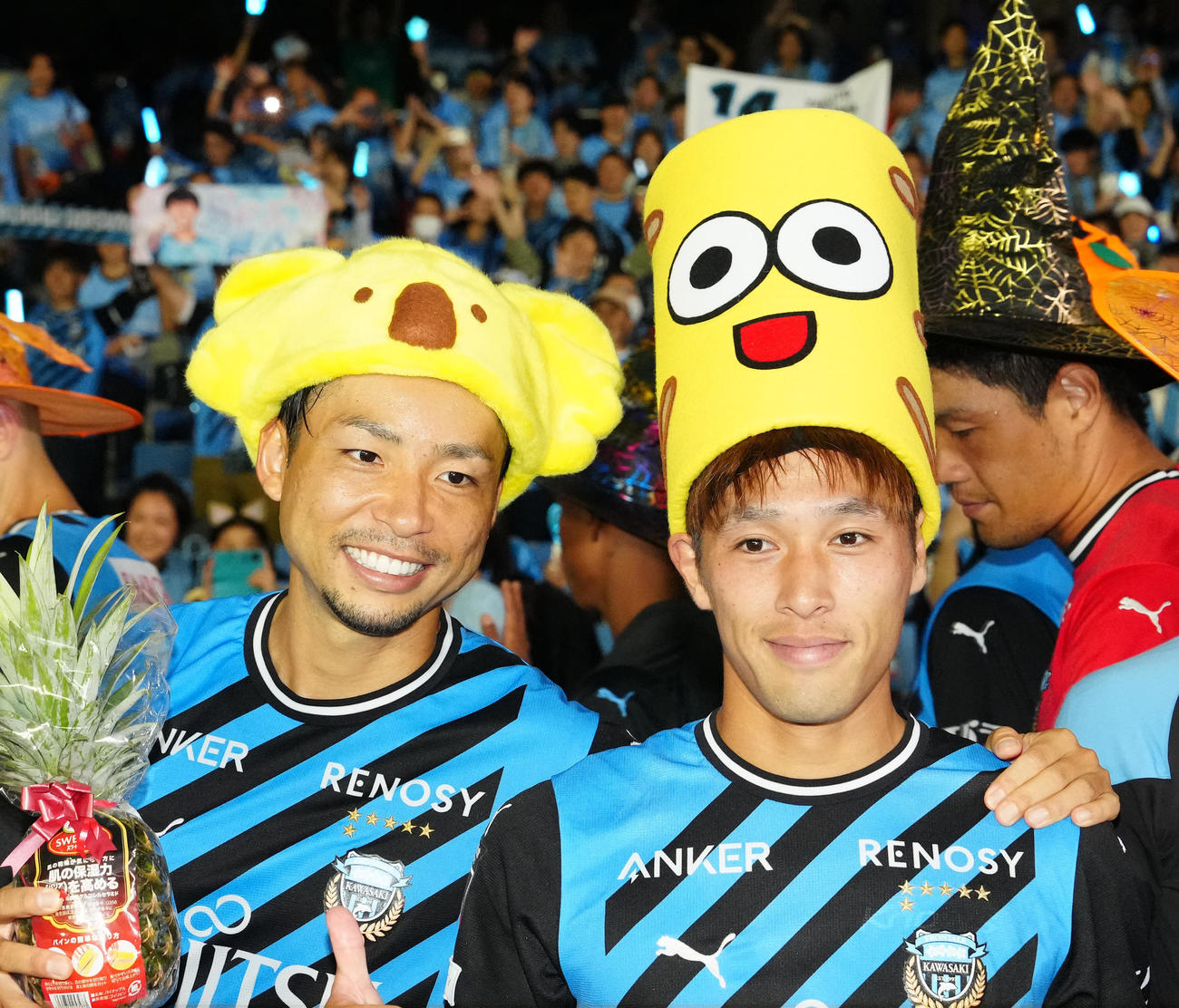 川崎F対福岡　試合後、写真に納まる川崎F遠野（右）と小林（撮影・江口和貴）