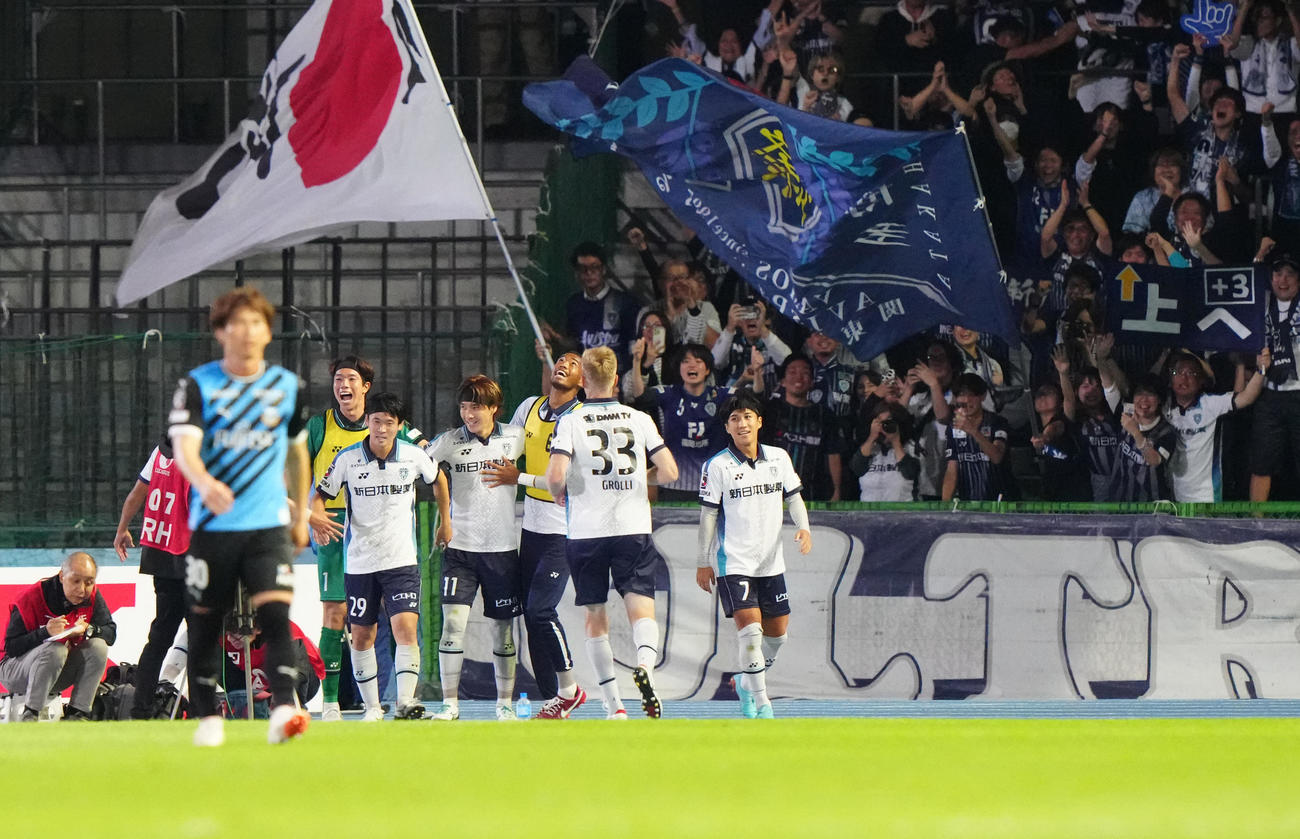 川崎F対福岡　後半、ゴールを決め、チームメートと喜ぶ福岡山岸（右から4人目）（撮影・江口和貴）