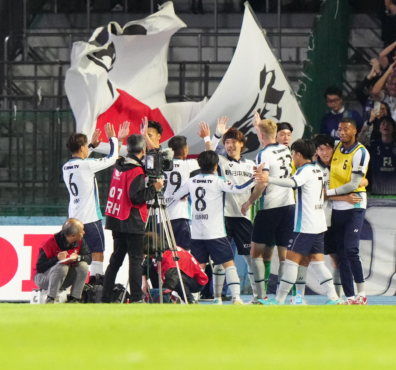 川崎F対福岡　後半、ゴールを決め、チームメートと喜ぶ福岡山岸（右から6人目）（撮影・江口和貴）