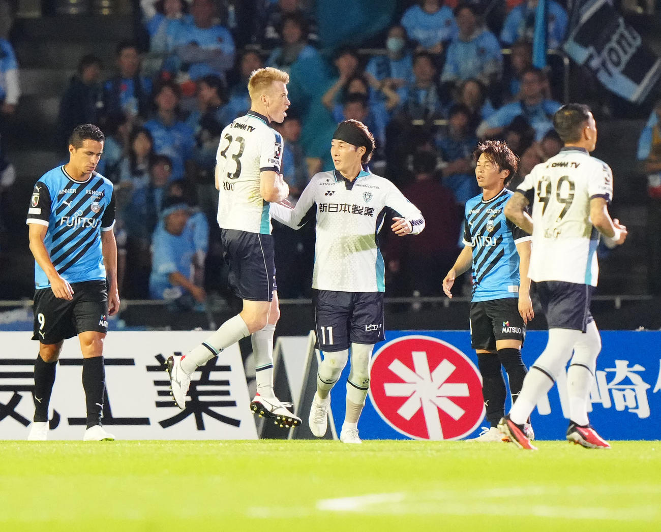 川崎F対福岡　前半、ゴールを決めた福岡グローリ（左から2人目）（撮影・江口和貴）