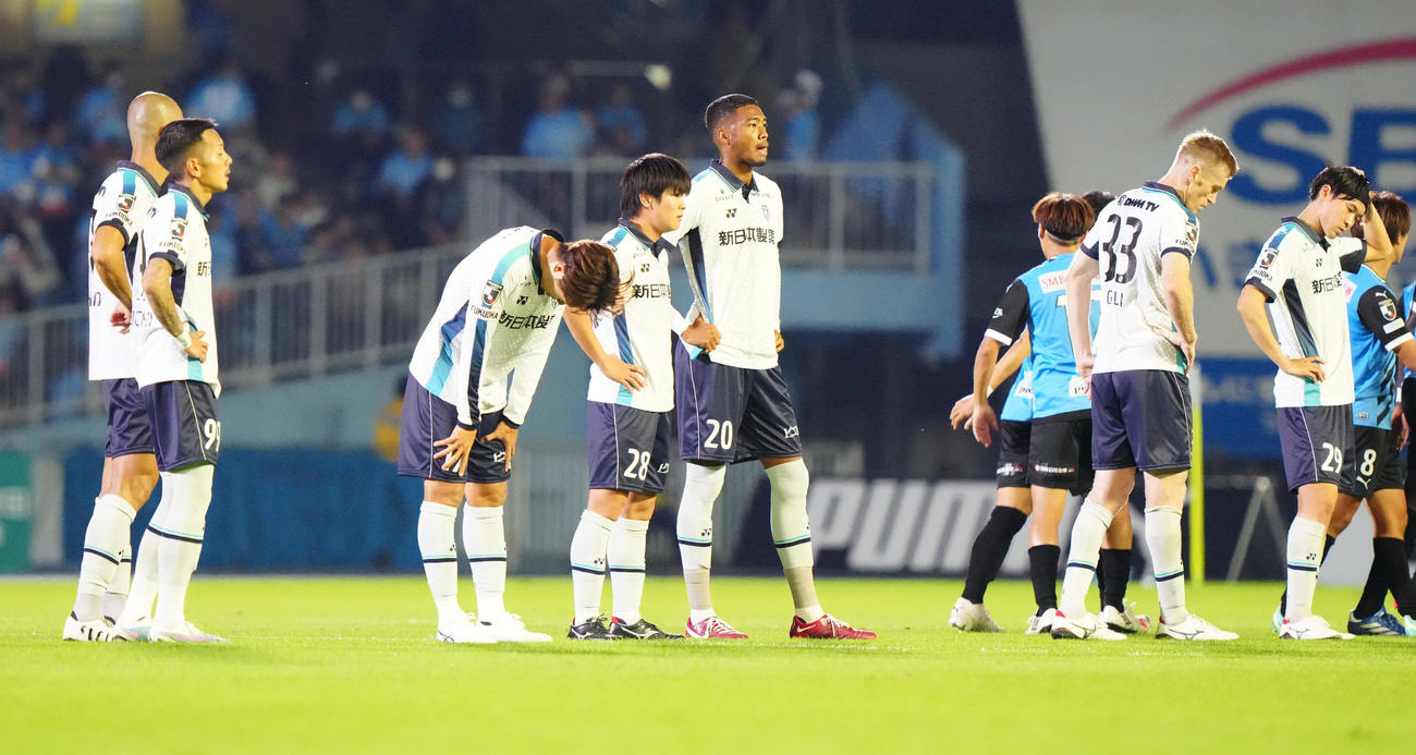 川崎F対福岡　川崎Fに敗れ、厳しい表情で整列する福岡の選手たち（撮影・江口和貴）