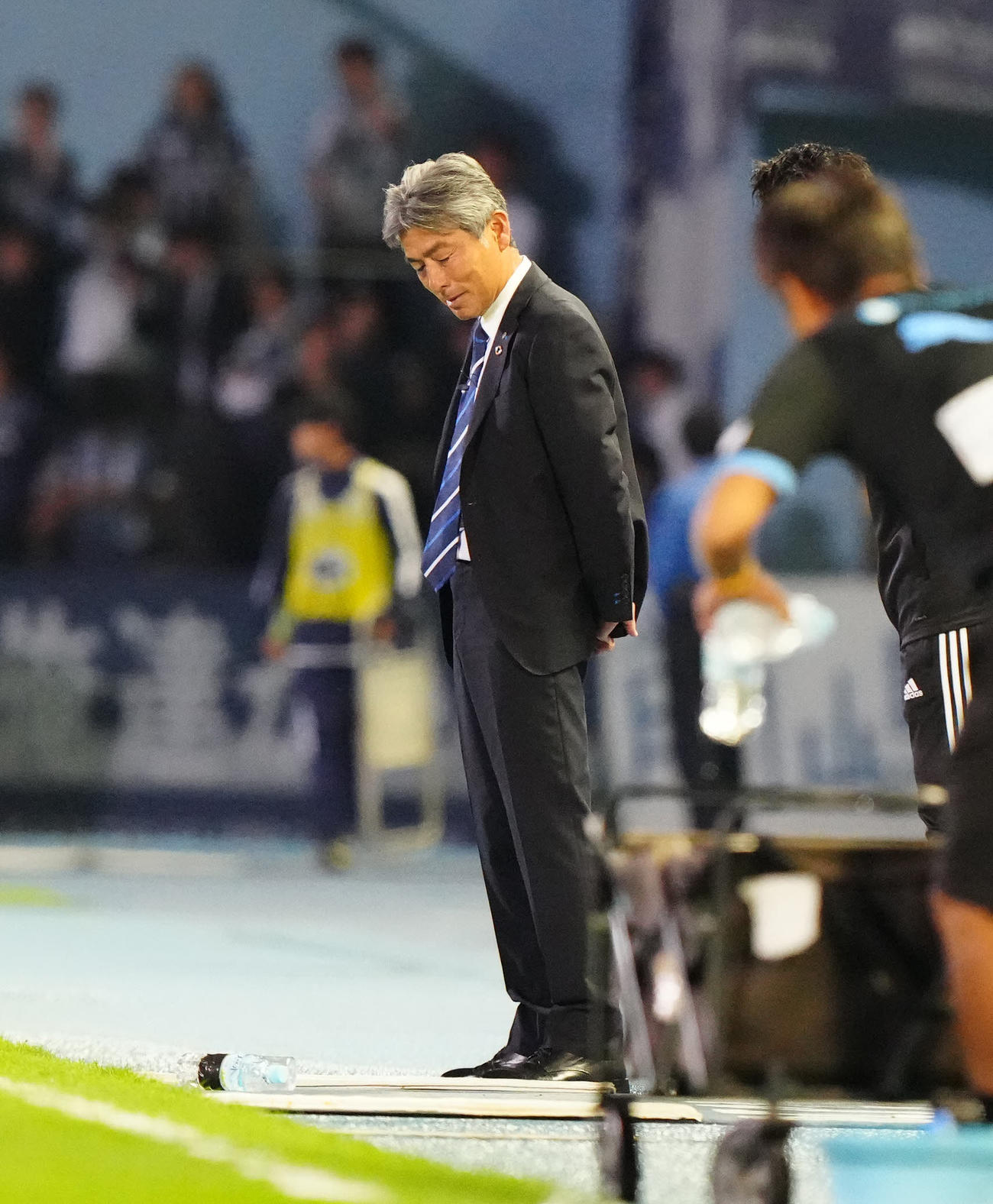 川崎F対福岡　試合後、厳しい表情の福岡長谷部監督（撮影・江口和貴）