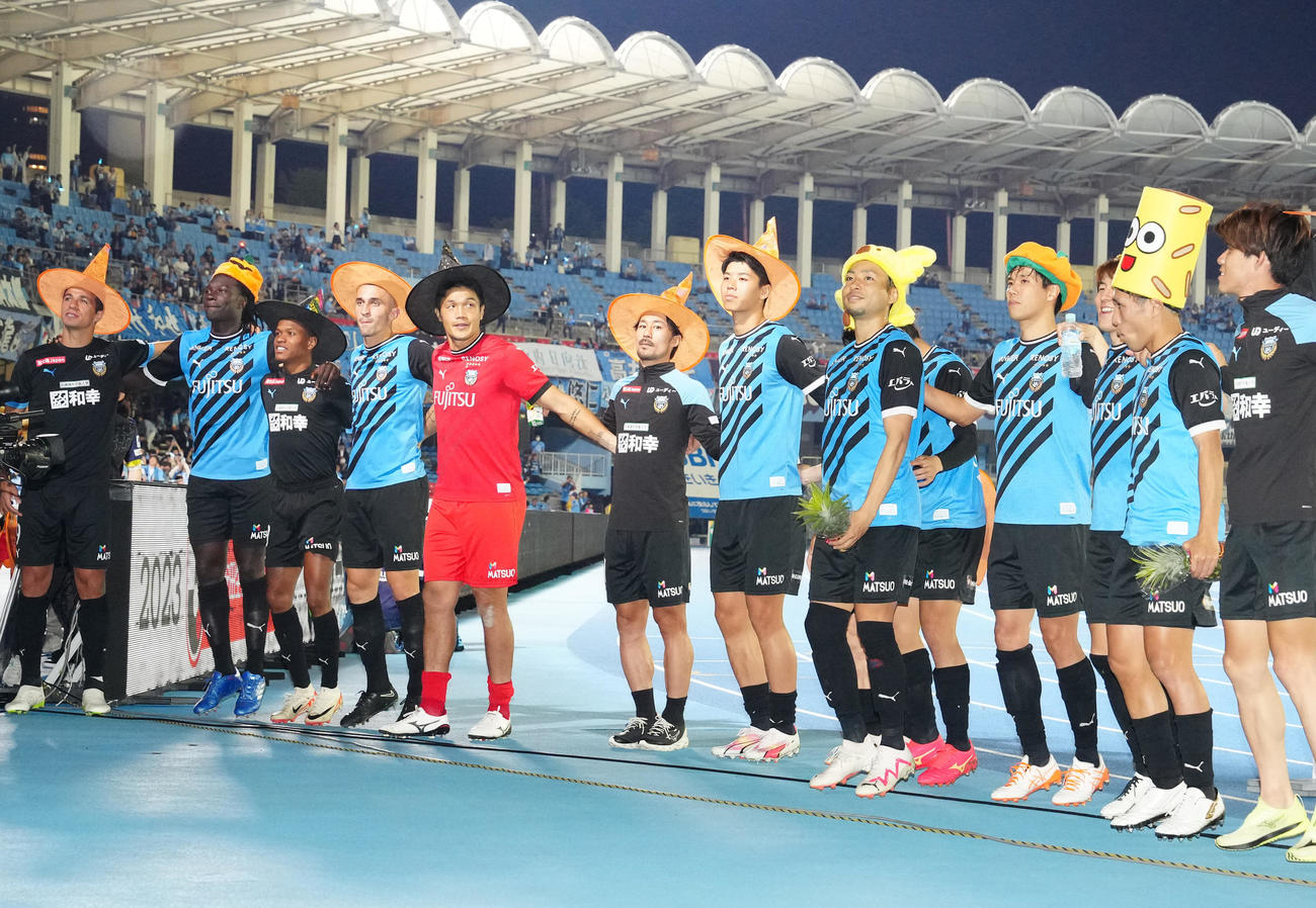 川崎F対福岡　試合後、サポーターと勝利を喜ぶ川崎Fの選手たち（撮影・江口和貴）