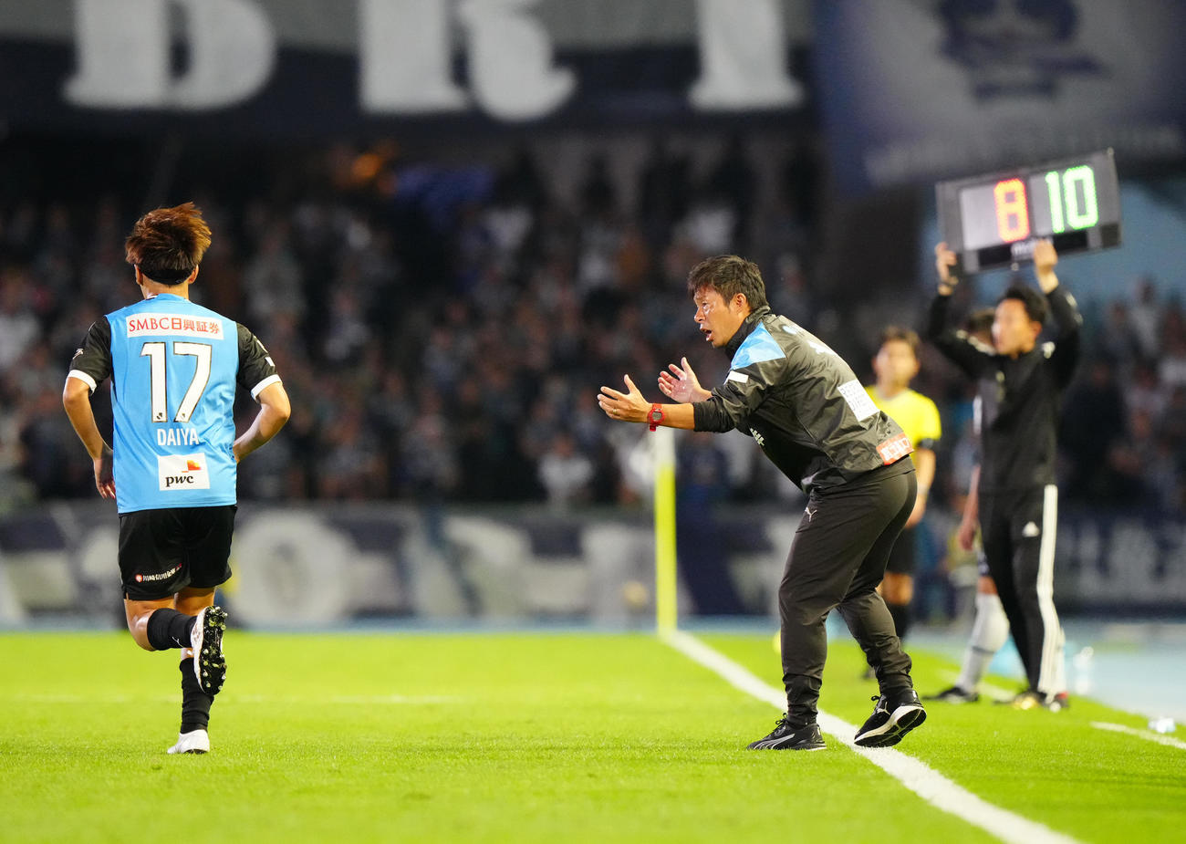 川崎F対福岡　後半、ゴールを決めた川崎F遠野（左）に拍手する鬼木監督（撮影・江口和貴）