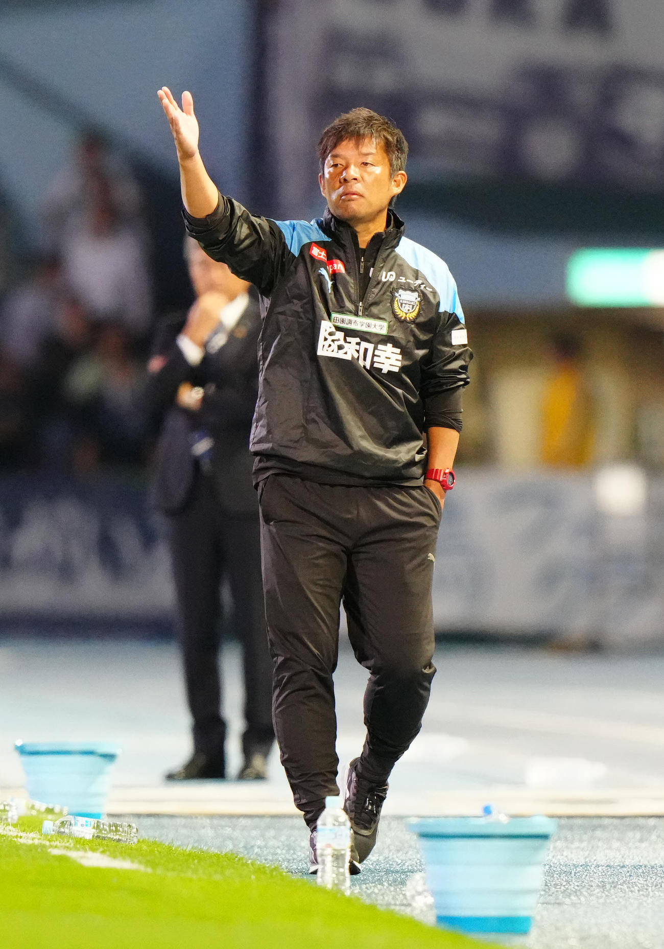 川崎F対福岡　後半、指示を出す川崎F鬼木監督（撮影・江口和貴）