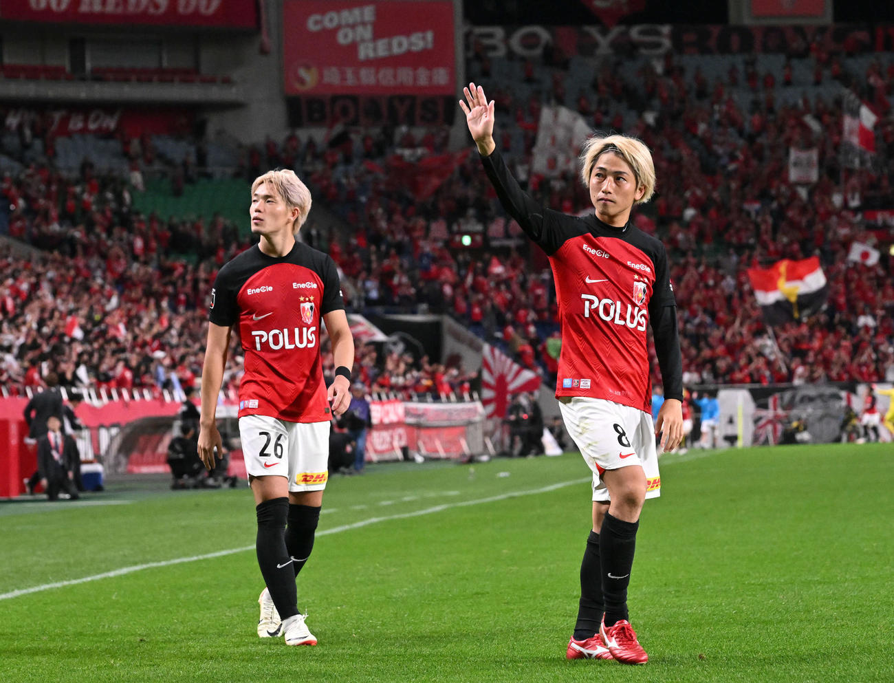 浦和対柏　試合後、サポーターに手を振る浦和小泉（右）と荻原（撮影・滝沢徹郎）
