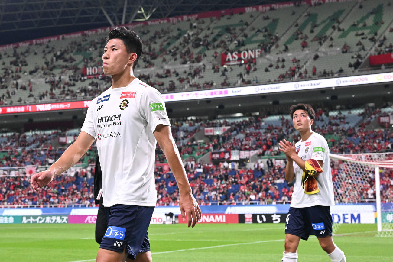 浦和対柏　試合に敗れ浮かない表情で引き揚げる柏細谷（左）（撮影・滝沢徹郎）