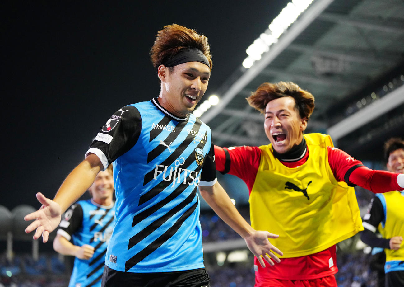 川崎F対福岡　後半、ゴールを決め、喜ぶ川崎F遠野（左）。右はGK上福元（撮影・江口和貴）