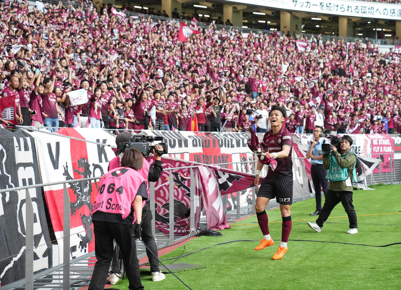 神戸対鹿島　神戸佐々木はサポーターと勝利を分かち合う（撮影・井上学）