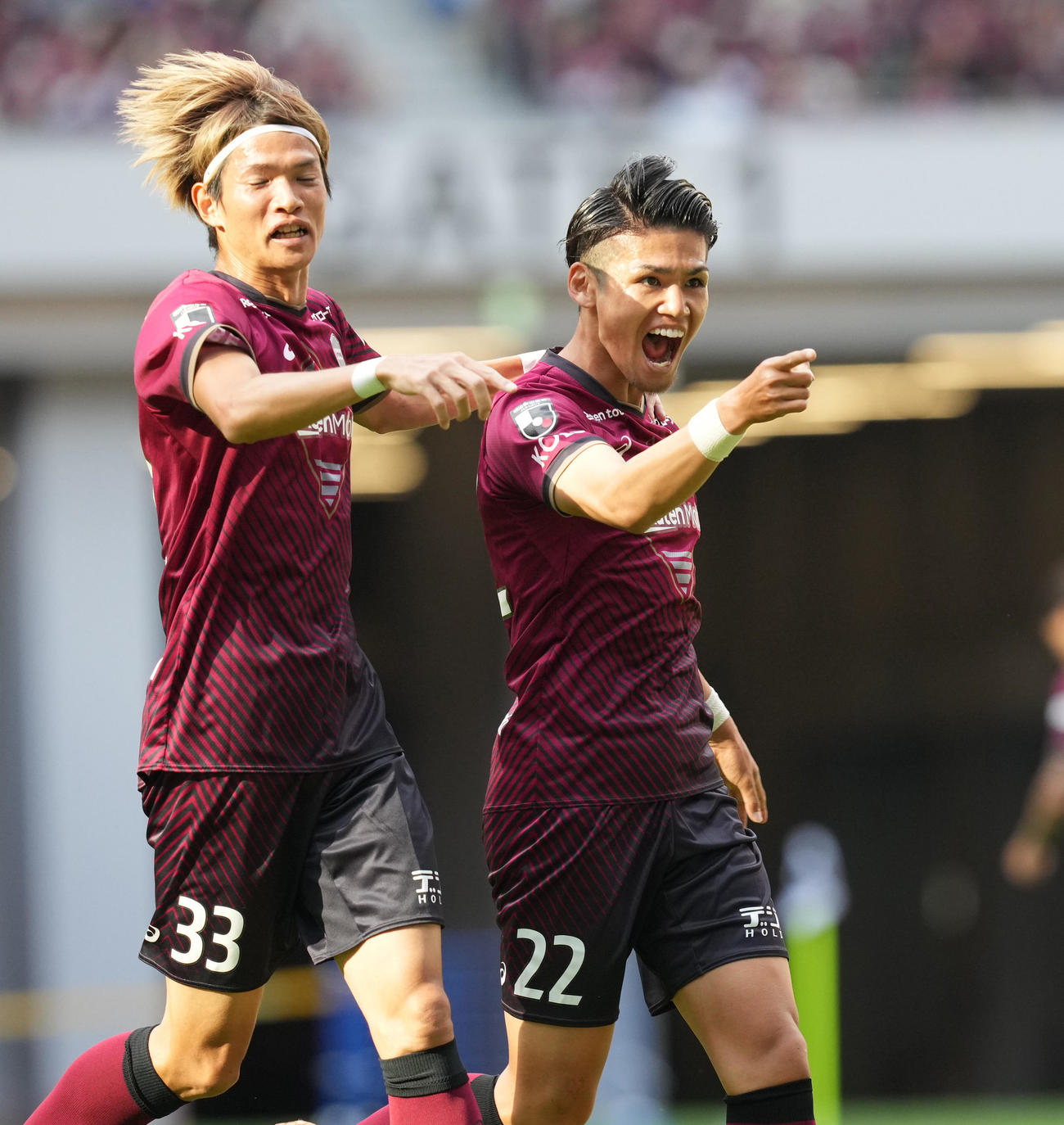神戸対鹿島　前半、先制ゴールを決め喜ぶ神戸佐々木（右）（撮影・井上学）