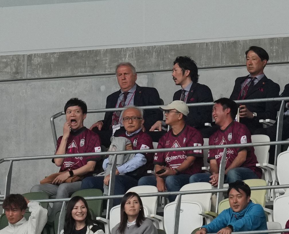 神戸対鹿島　戦況を見つめるジーコ氏（上段左端）（撮影・井上学）（撮影・井上学）