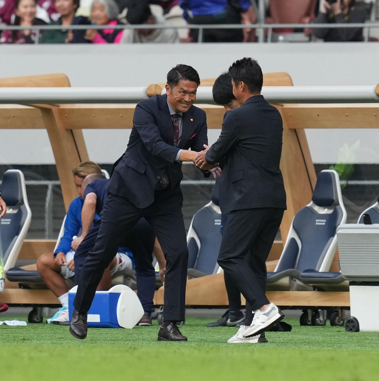 神戸対鹿島　試合後、握手を交わす鹿島岩政監督（左）と神戸吉田監督（撮影・井上学）