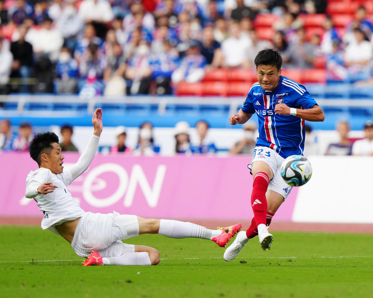 横浜対札幌　前半、先制ゴールを決める横浜宮市（右）。左は札幌田中駿（撮影・江口和貴）