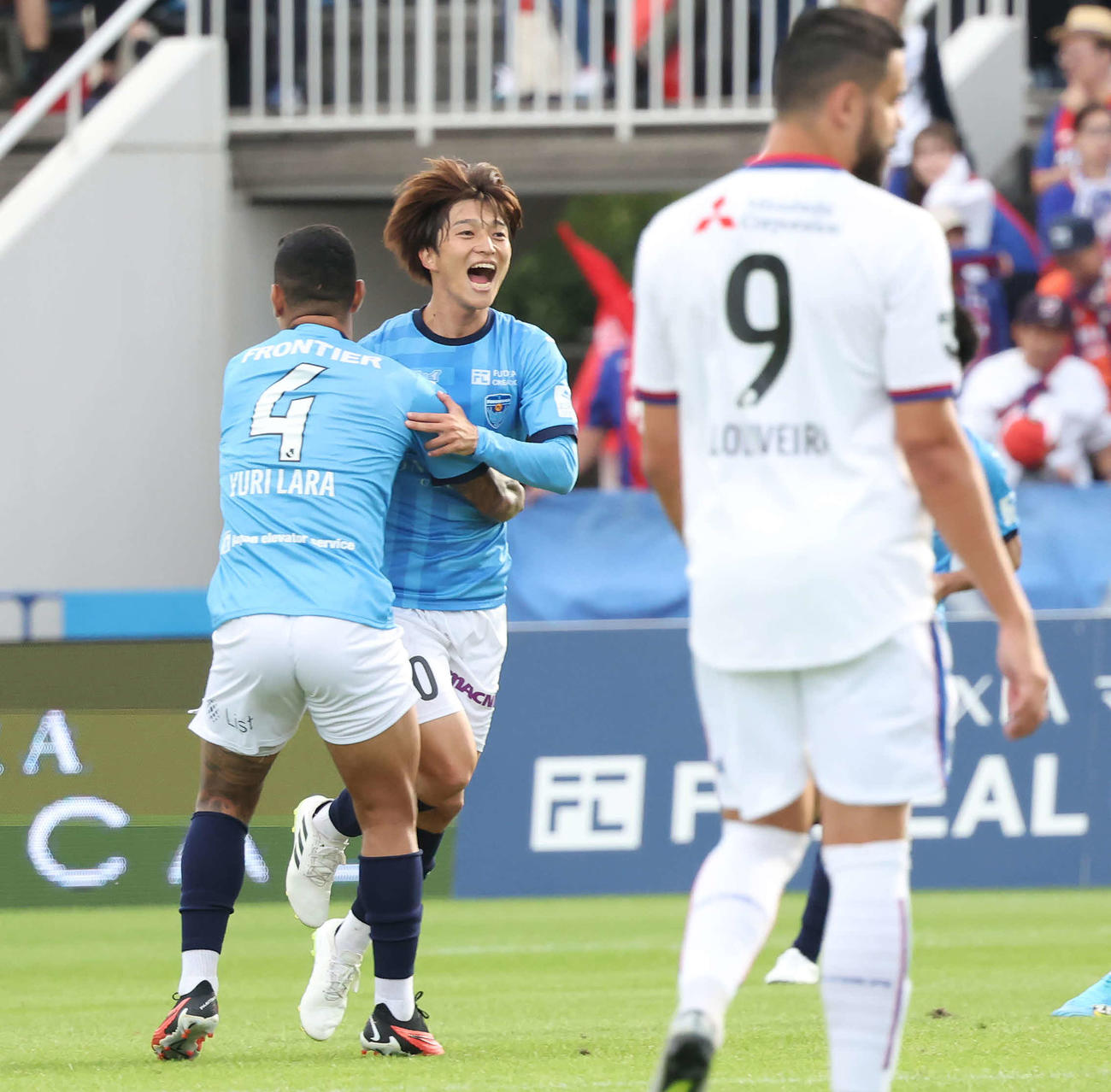 横浜FC対東京　前半、先制ゴールを決めてユーリ・ララ（手前）のもとに駆け寄る横浜FC井上（撮影・丹羽敏通）