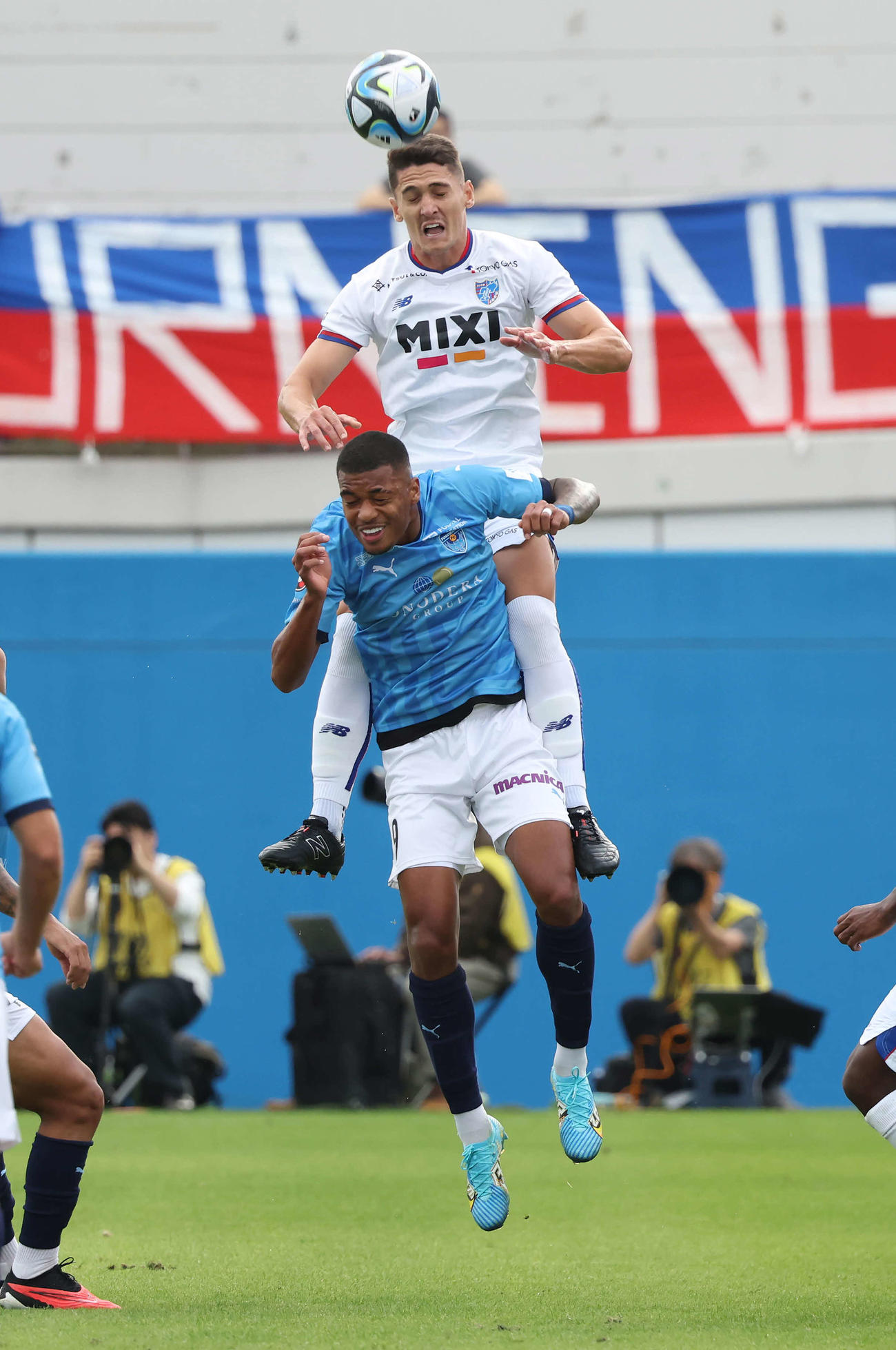 横浜FC対東京　前半、ヘディングで競り合う横浜FCマルセロ・ヒアン（下）と東京エンリケ・トレヴィザン（撮影・丹羽敏通）