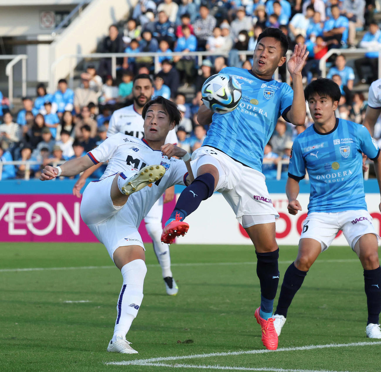 横浜FC対東京　後半、ゴール前で競り合う東京渡辺（左）と横浜FC吉野（撮影・丹羽敏通）