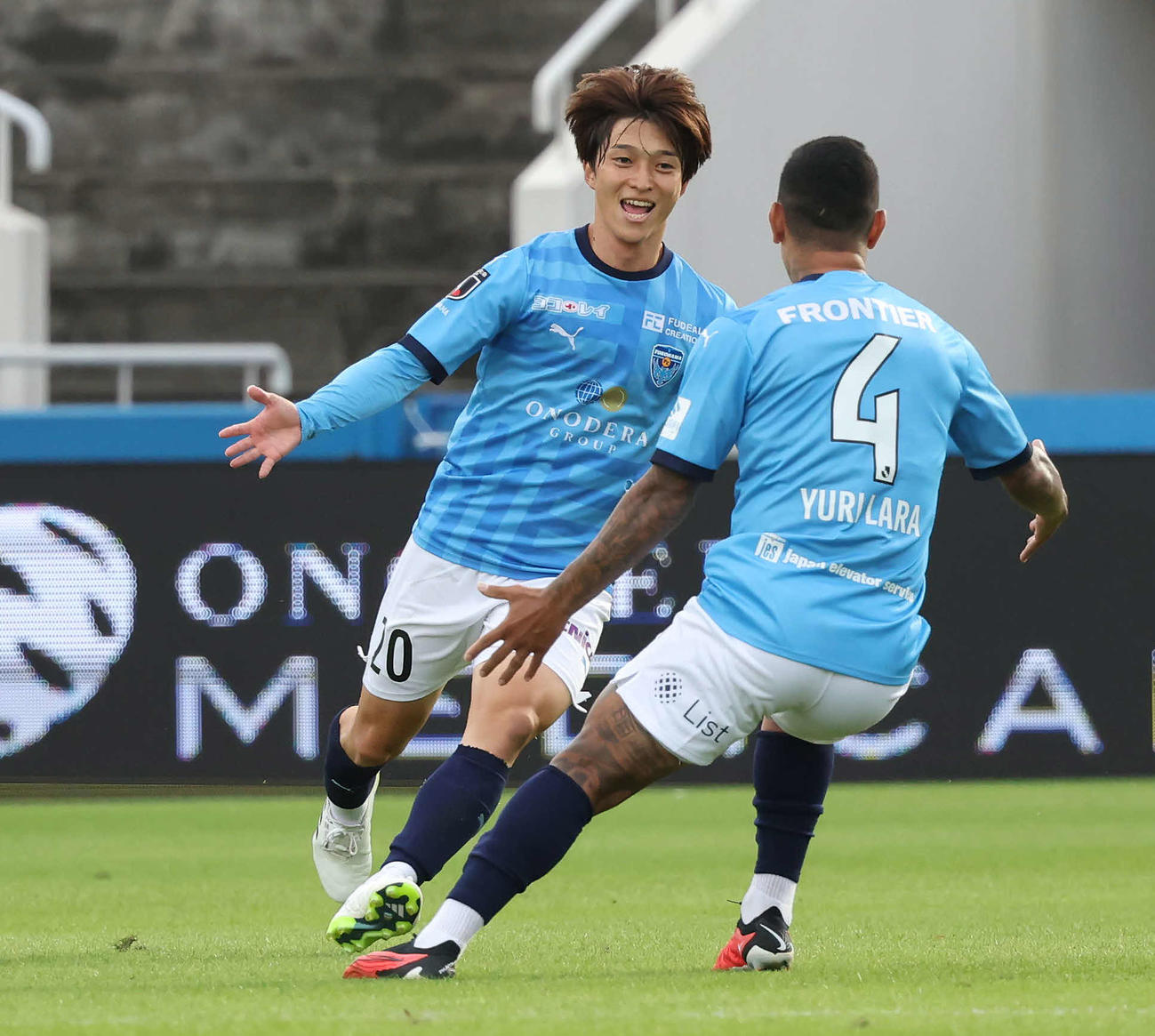 横浜FC対東京　前半、先制ゴールを決めてユーリ・ララ（手前）のもとに駆け寄る横浜FC井上（撮影・丹羽敏通）