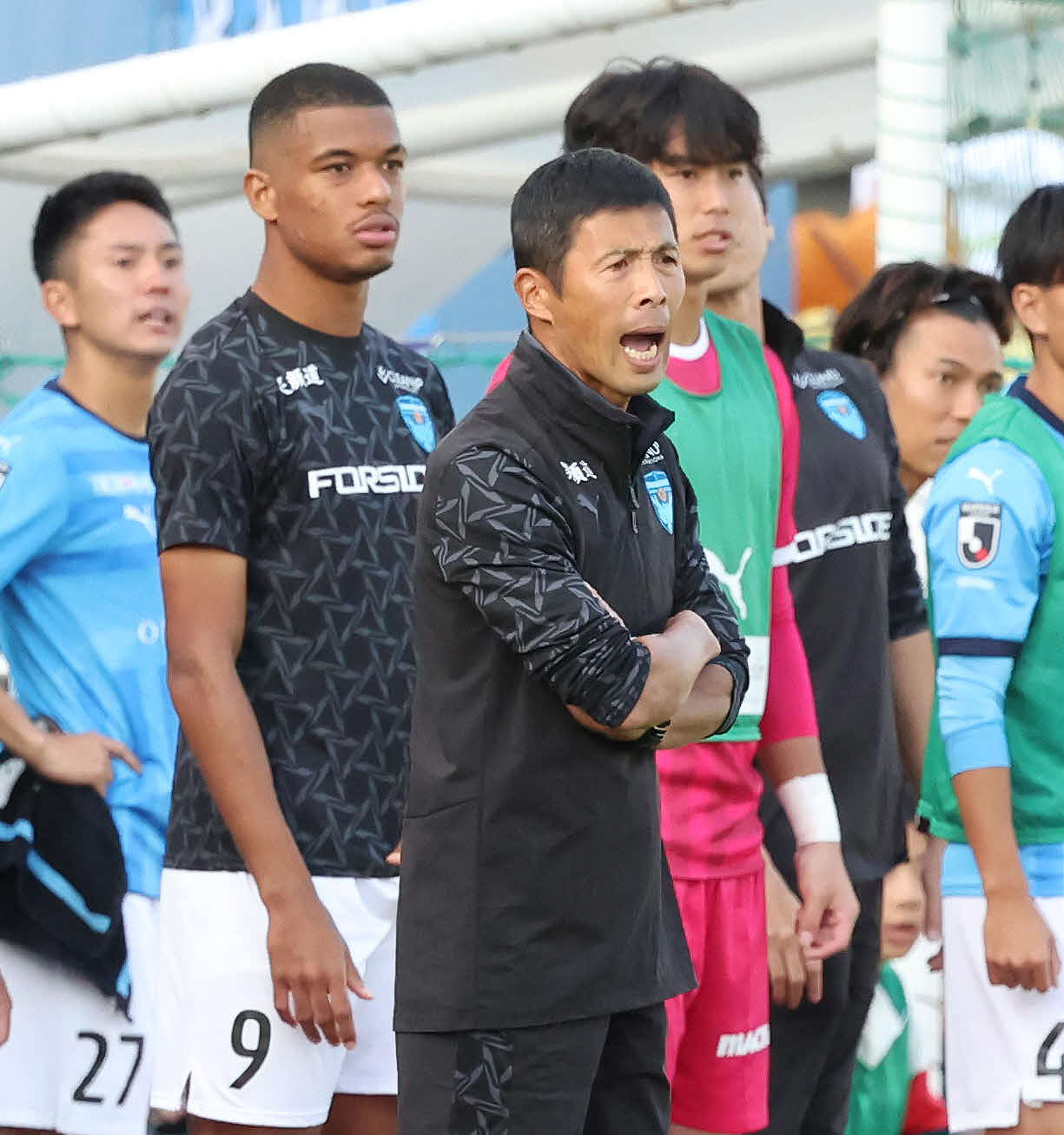 横浜FC対東京　後半終了間際、懸命に声を出して選手を鼓舞する横浜FC四方田監督（撮影・丹羽敏通）
