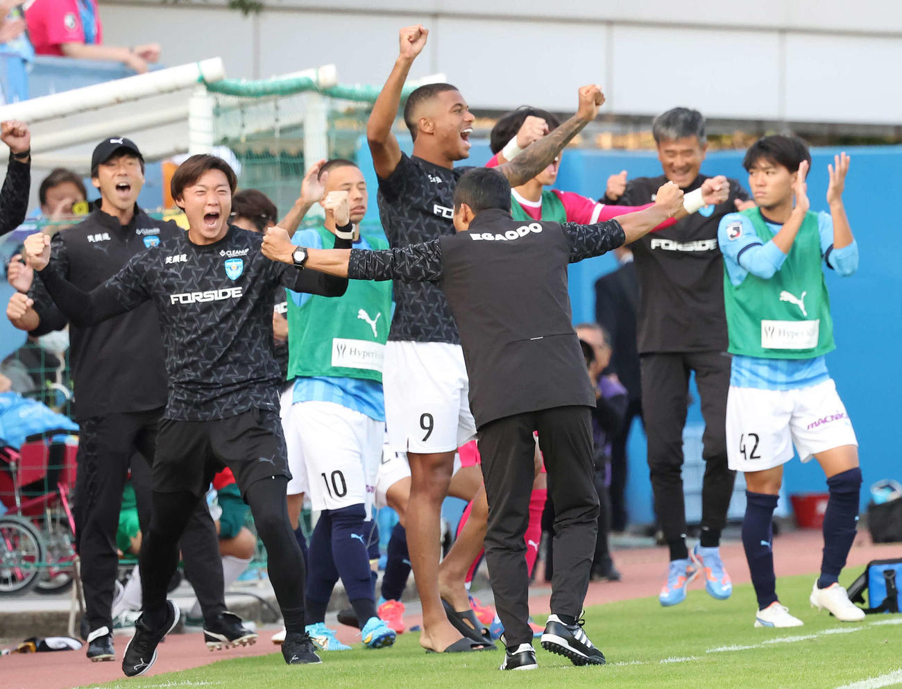 横浜FC対東京　ホームで東京を破って喜ぶ横浜FC監督スタッフと選手（撮影・丹羽敏通）