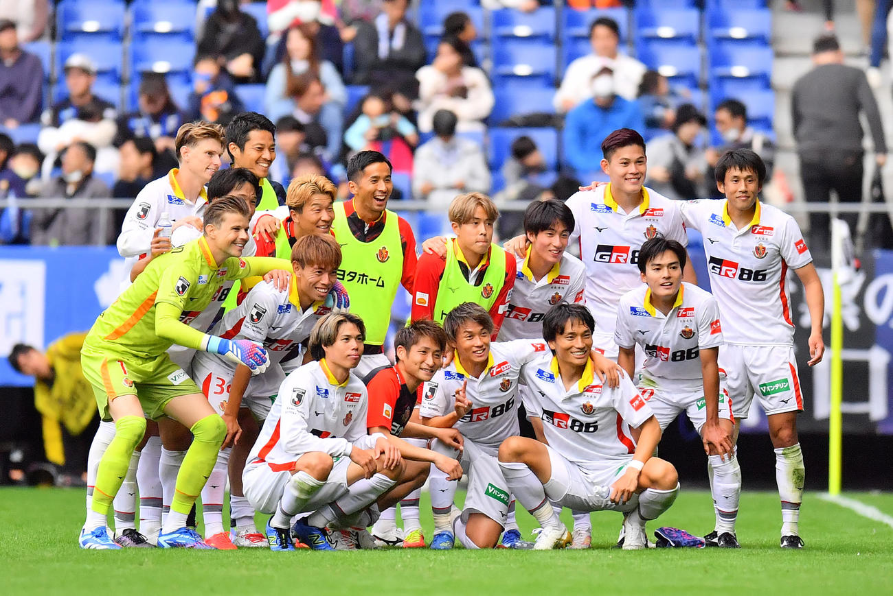 G大阪対名古屋　G大阪に勝利し、記念撮影を行う名古屋の選手ら（撮影・清水貴仁）