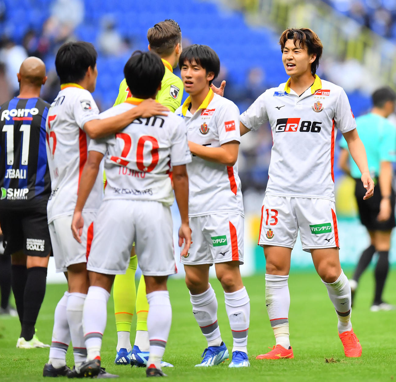 G大阪対名古屋　G大阪に勝利し、ゴールを決めた名古屋藤井（右）らが喜ぶ（撮影・清水貴仁）