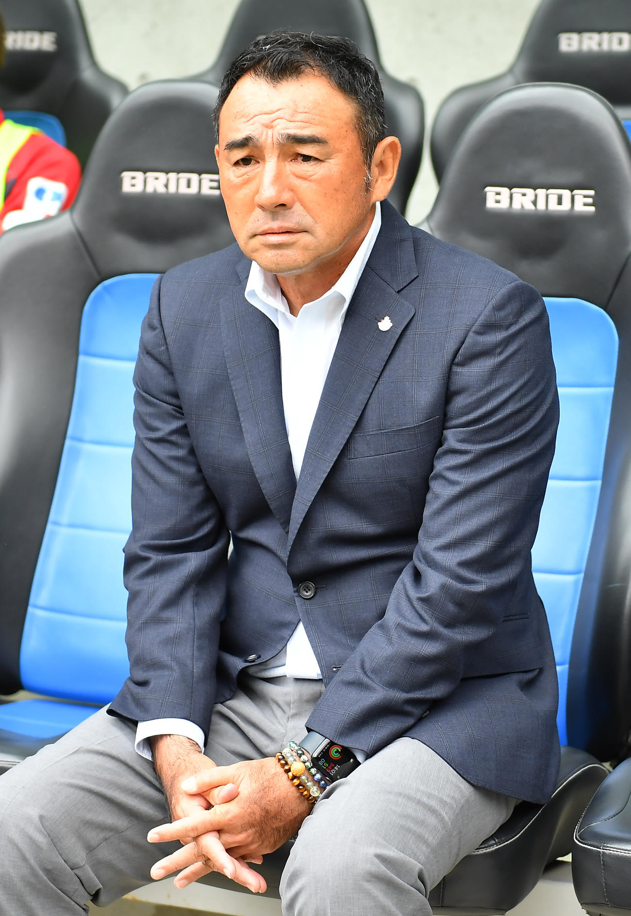 G大阪対名古屋　ピッチを見つめる名古屋長谷川監督（撮影・清水貴仁）