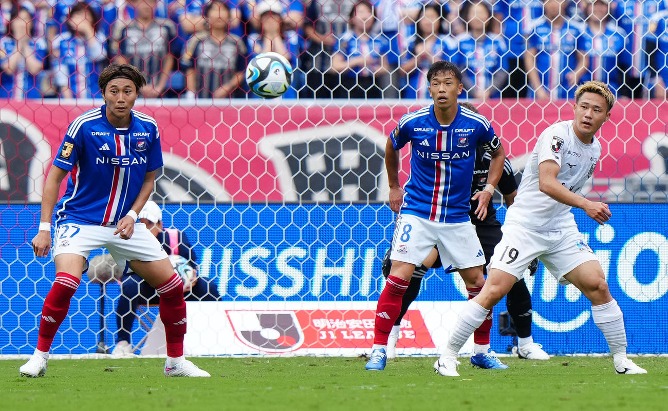 横浜対札幌　前半、センターバックで守備する横浜松原（左）と喜田。右は札幌小柏（撮影・江口和貴）