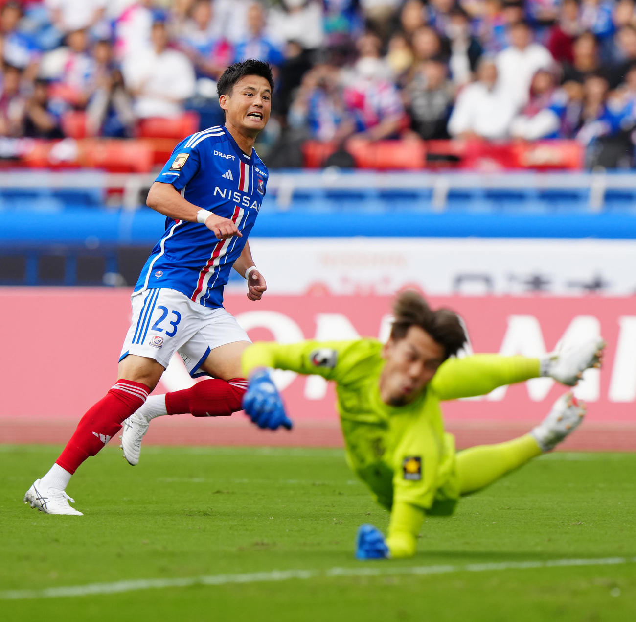 横浜対札幌　前半、先制ゴールを決める横浜宮市。手前は札幌GK高木（撮影・江口和貴）
