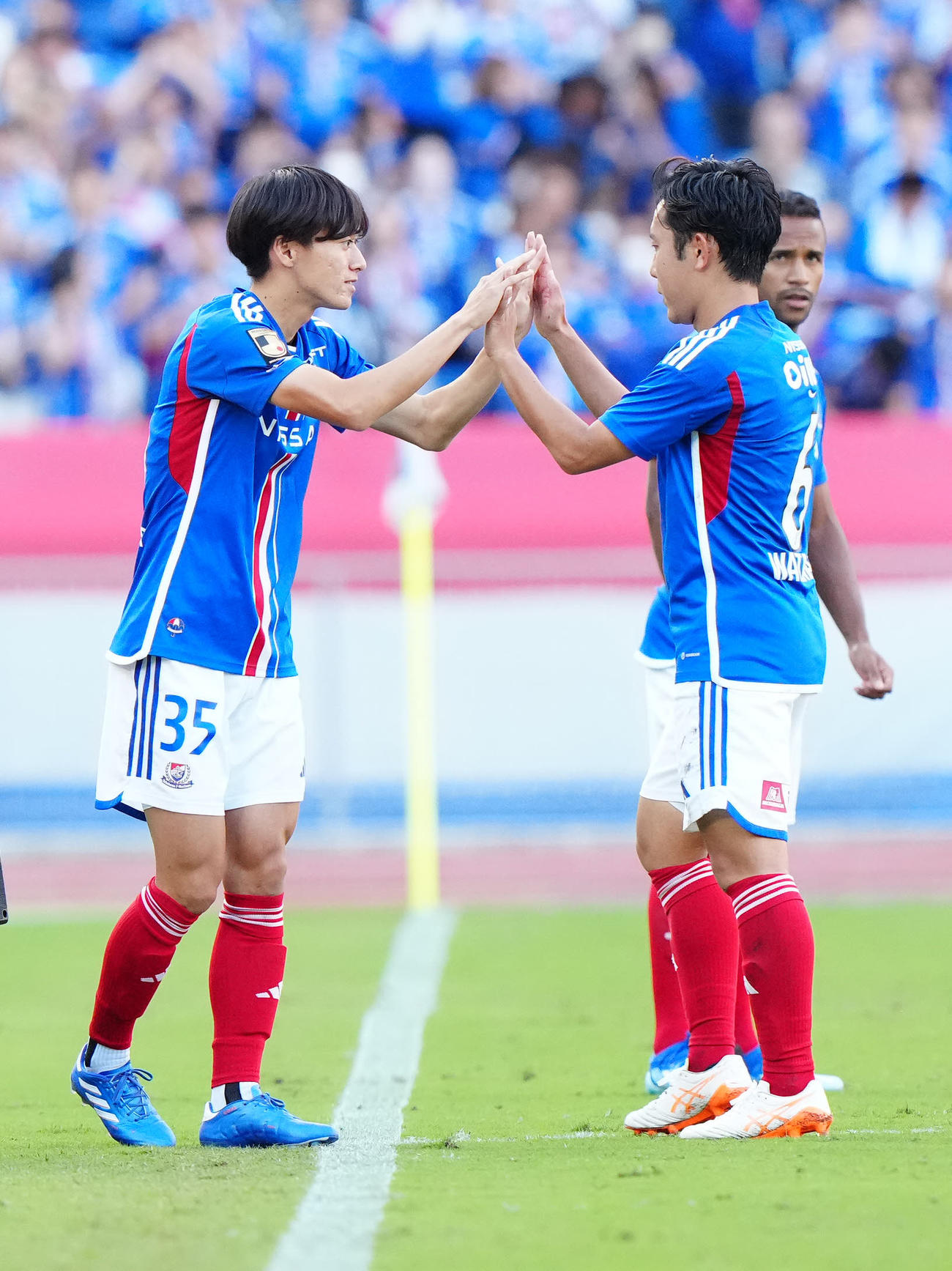 横浜対札幌　後半、横浜渡辺（右）と交代するJ1リーグ初出場の榊原（撮影・江口和貴）