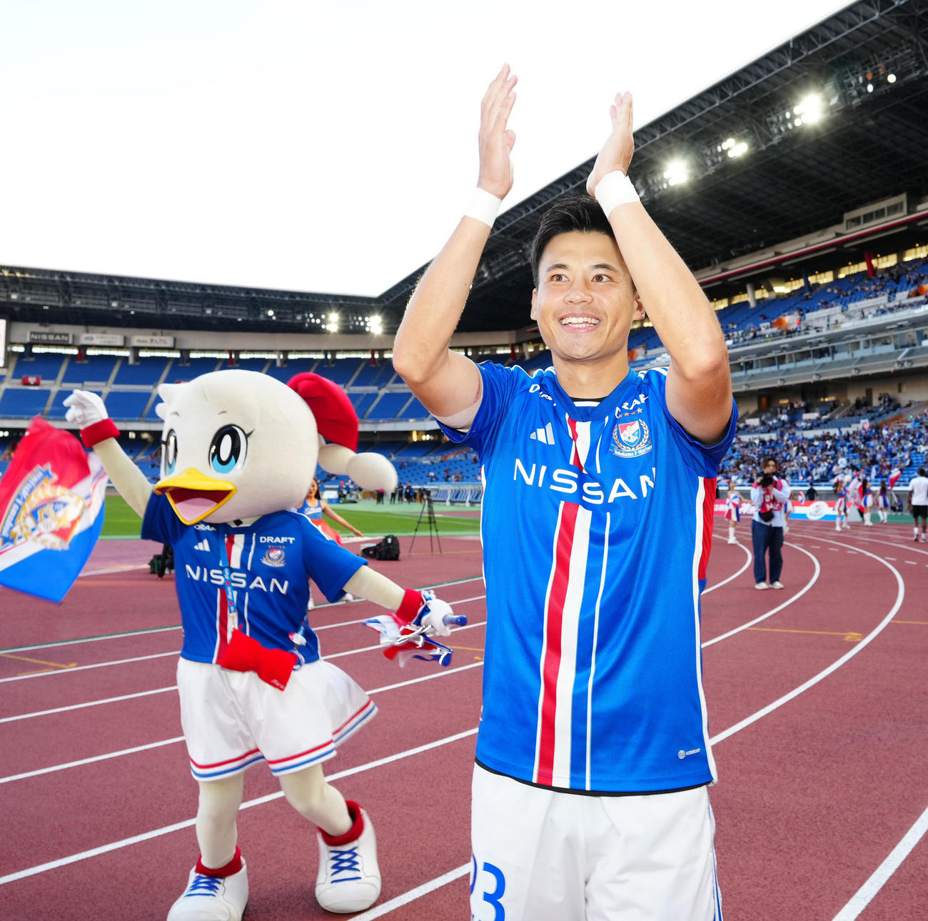 横浜対札幌　試合後、サポーターにあいさつする横浜宮市（撮影・江口和貴）