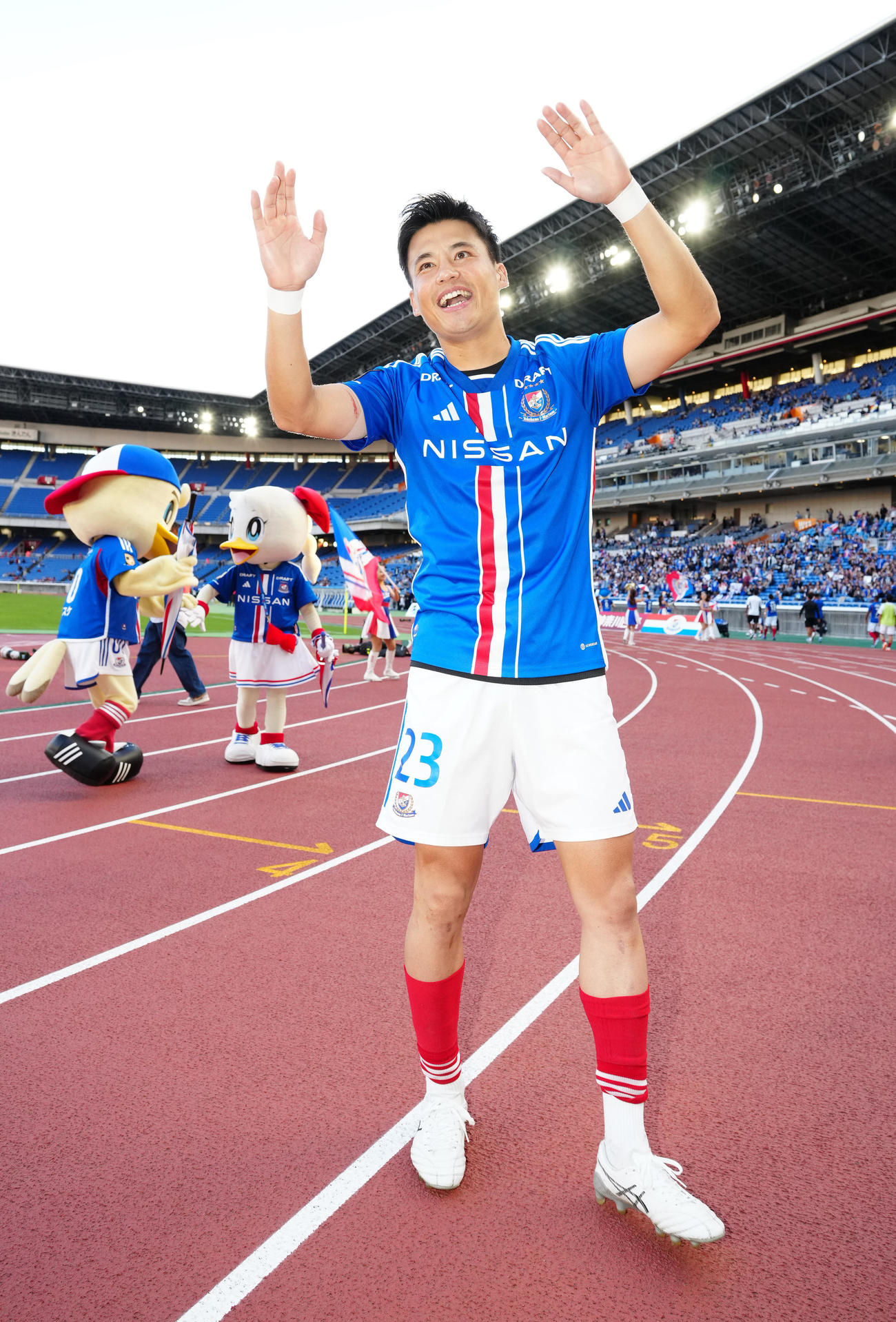 横浜対札幌　試合後、サポーターにあいさつする横浜宮市（撮影・江口和貴）