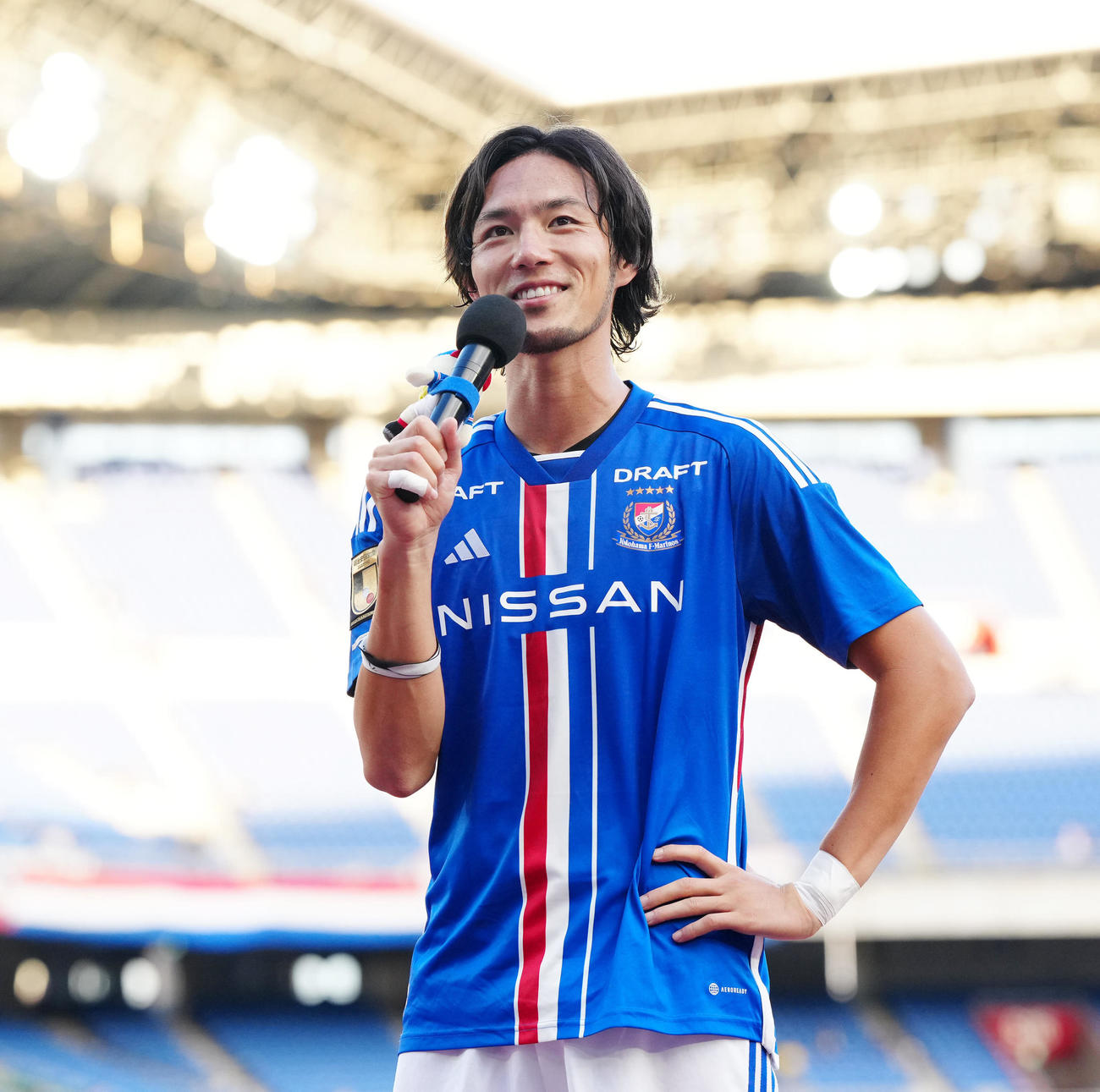 横浜対札幌　試合後、サポーターにあいさつする横浜杉本（撮影・江口和貴）