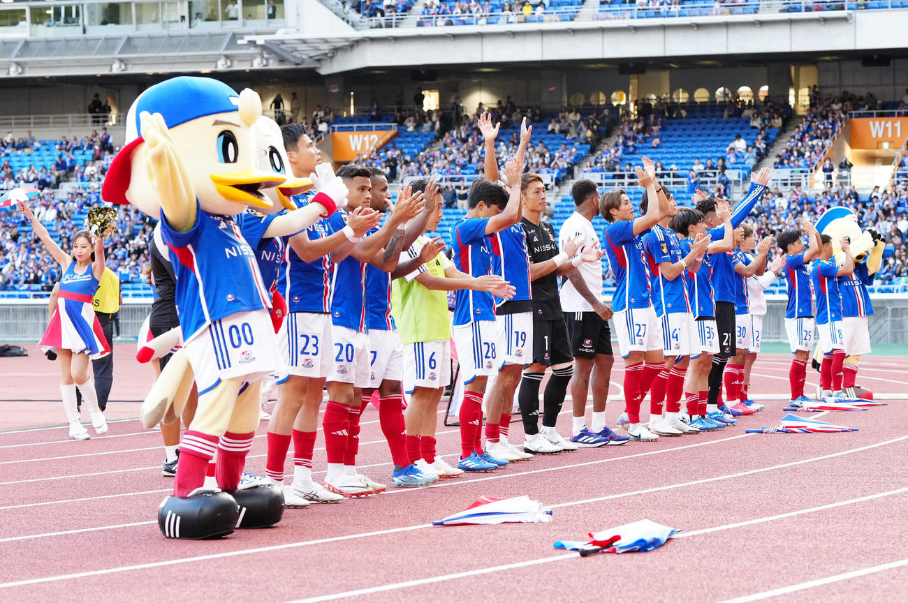 横浜対札幌　試合後、サポーターにあいさつする横浜の選手たち（撮影・江口和貴）