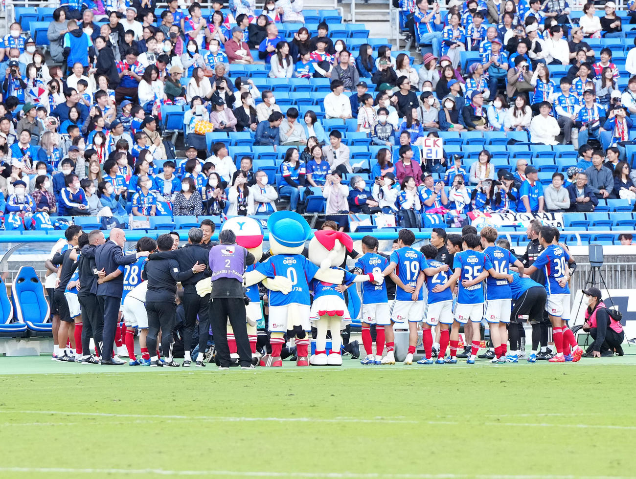 横浜対札幌　試合後、円陣を組み、勝利を喜ぶ横浜の選手たち（撮影・江口和貴）