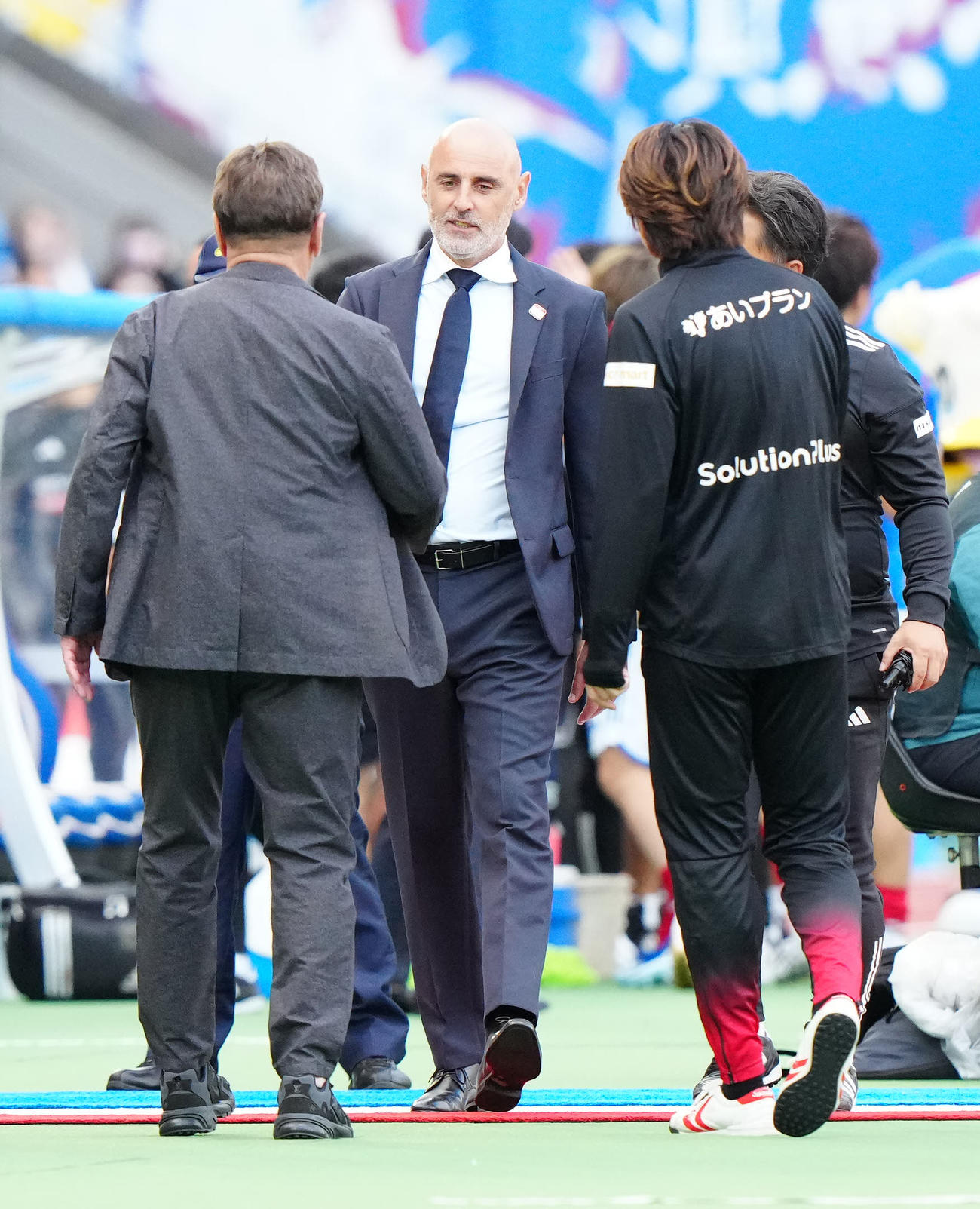 横浜対札幌　試合後、札幌ペトロビッチ監督（左）とあいさつする横浜マスカット監督（撮影・江口和貴）