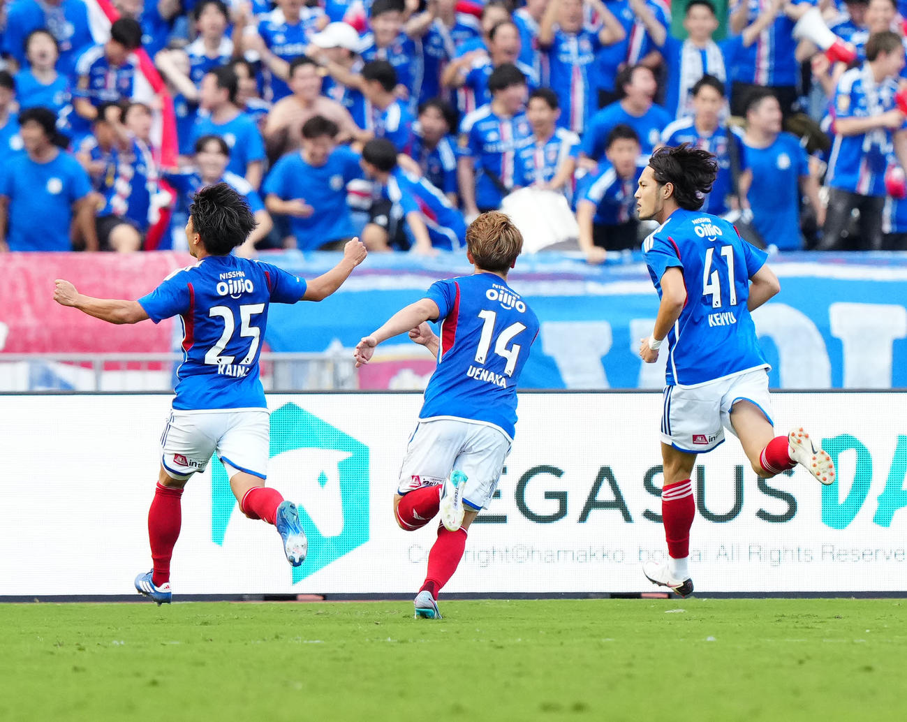 横浜対札幌　後半、ゴールを決め喜ぶ横浜杉本（右）（撮影・江口和貴）