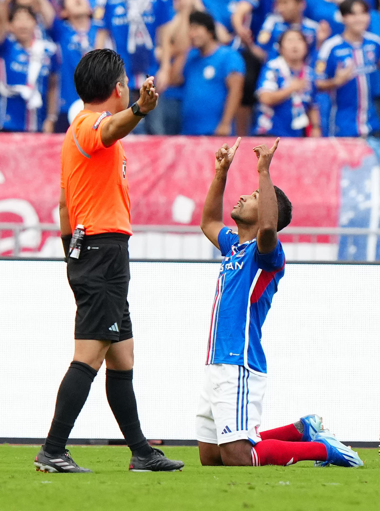 横浜対札幌　後半、ゴールを決め喜ぶ横浜エウベル（右）（撮影・江口和貴）