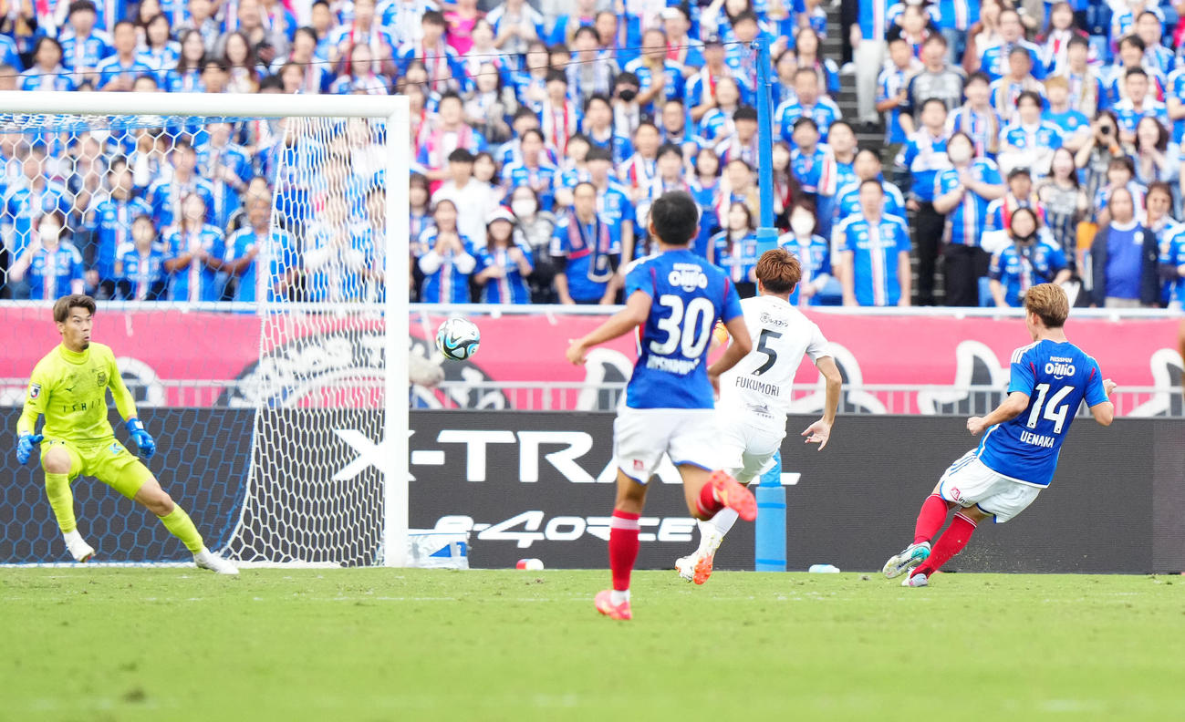 横浜対札幌　後半、ゴールを決める横浜植中（右）（撮影・江口和貴）