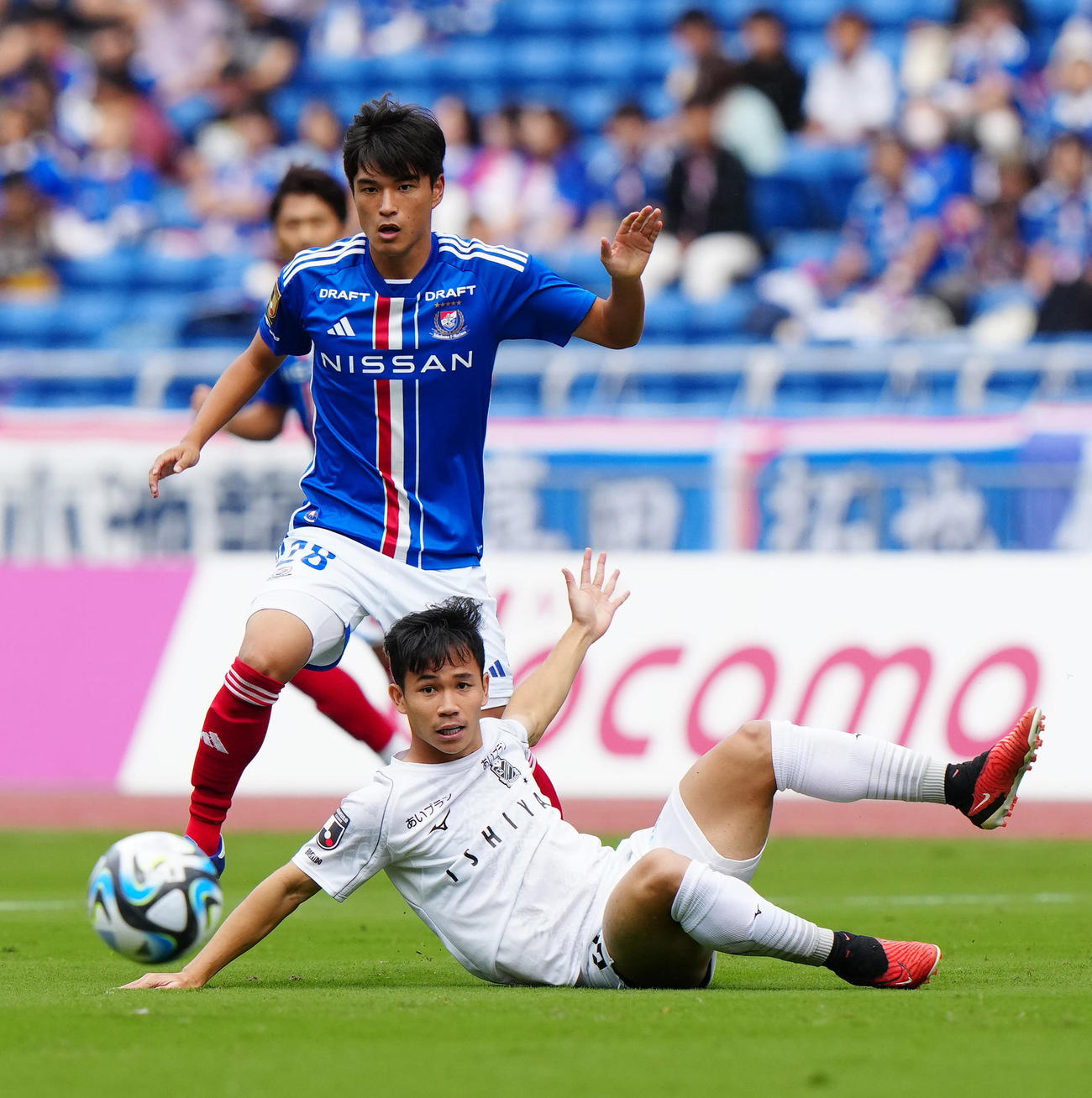横浜対札幌　前半、競り合う横浜山根（上）と札幌スパチョーク（撮影・江口和貴）