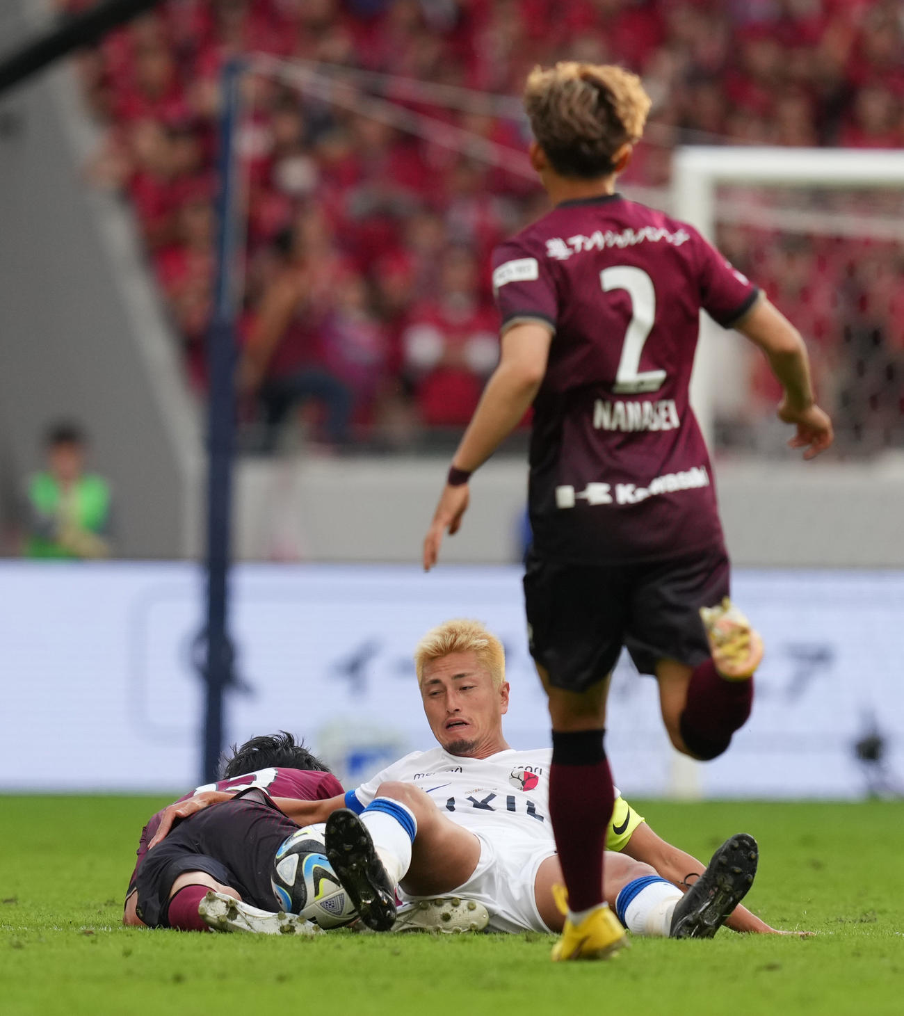 神戸対鹿島　後半、倒される鹿島鈴木（撮影・井上学）