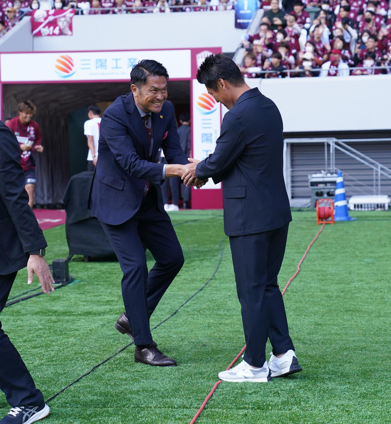 神戸対鹿島　試合前、握手を交わす鹿島岩政監督（左）と神戸吉田監督（撮影・井上学）