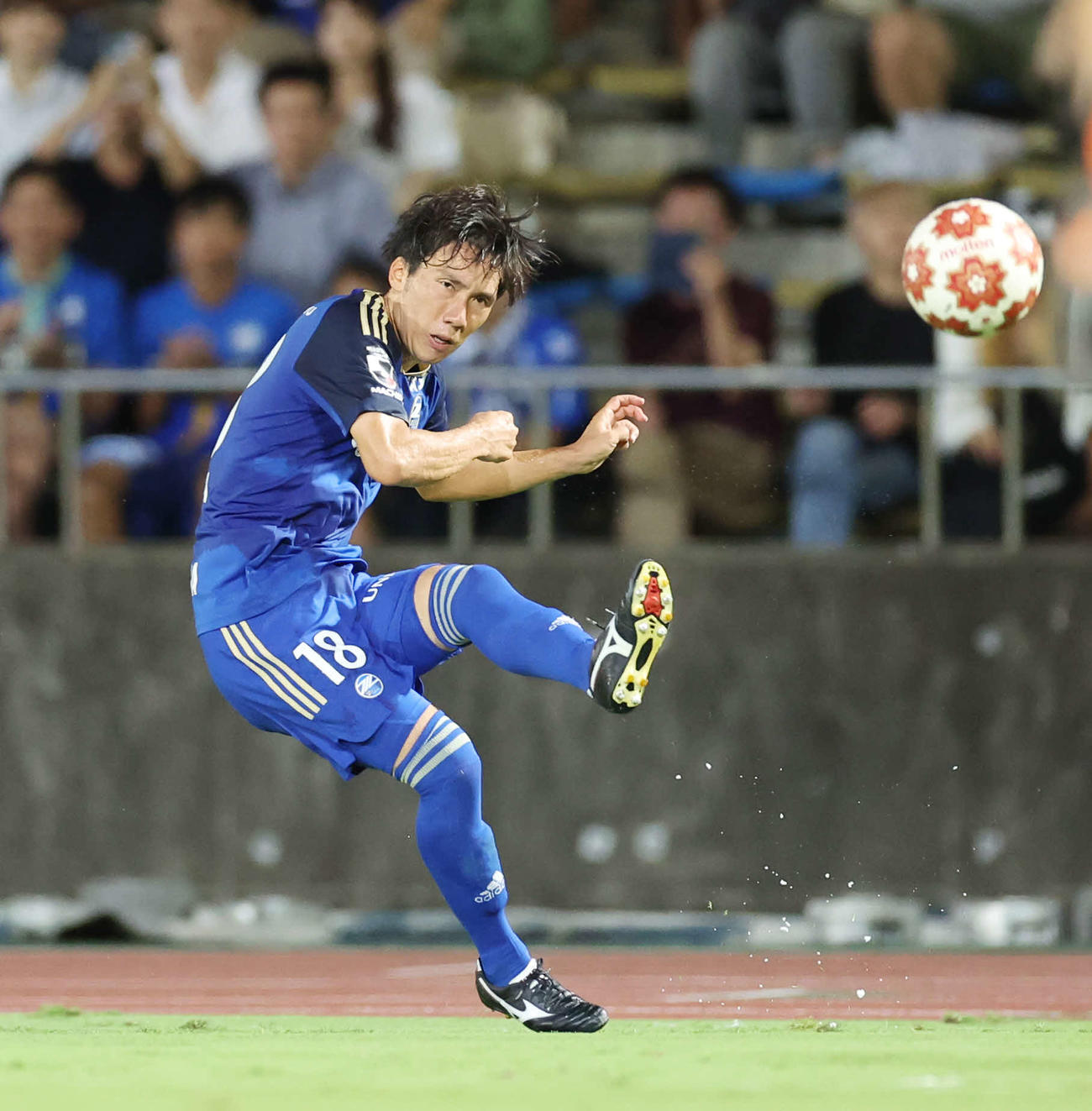8月2日、天皇杯・新潟戦でフリーキックを放つ町田下田
