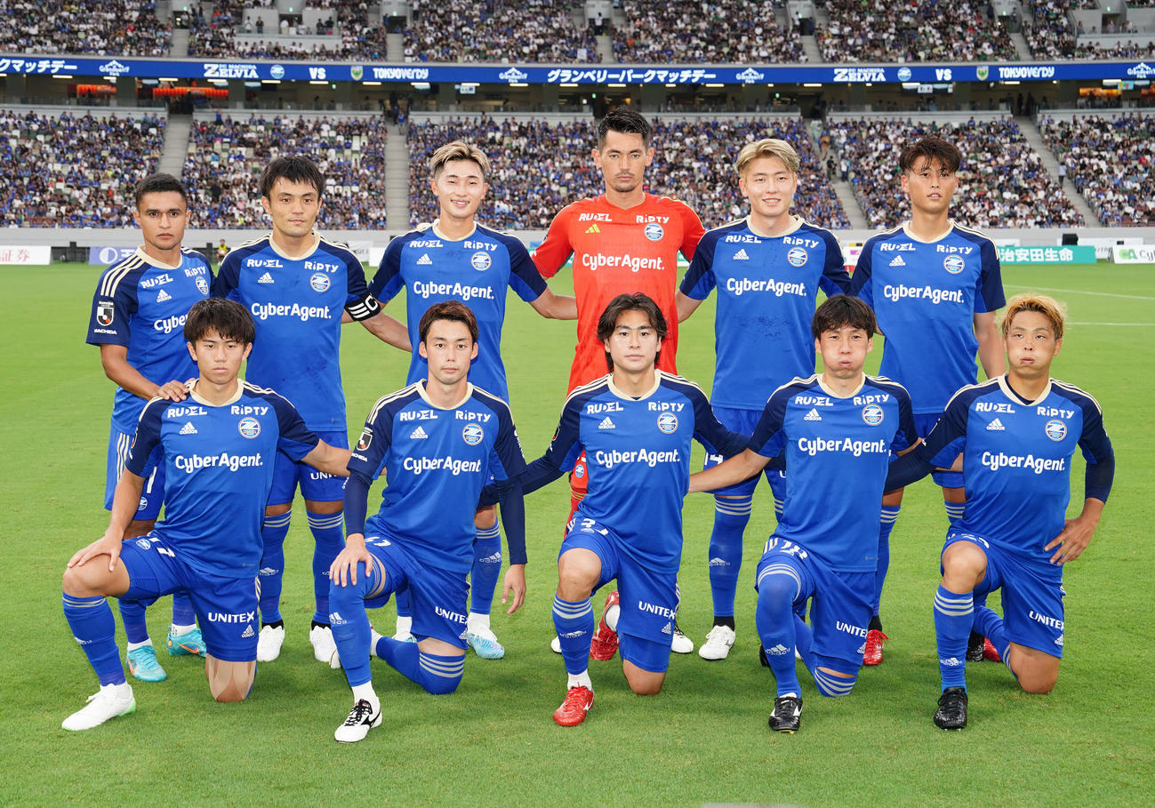7月9日、J2東京V戦の試合前に集合写真撮影を行う町田の先発イレブン