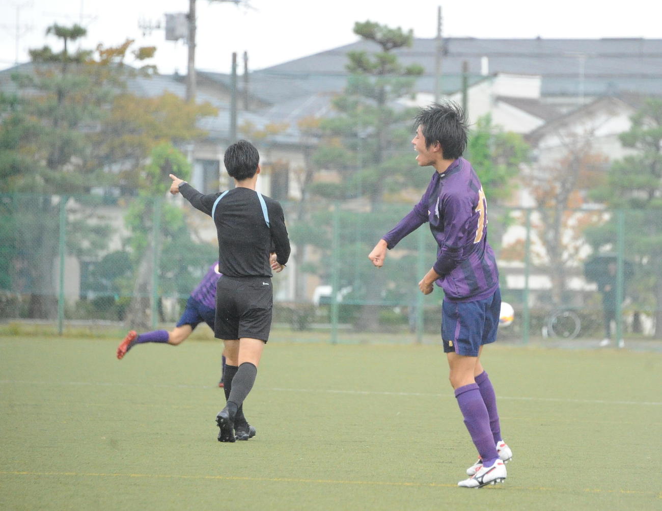 試合終了後、決勝点を決めた上越の望月が雄たけびを上げて喜ぶ