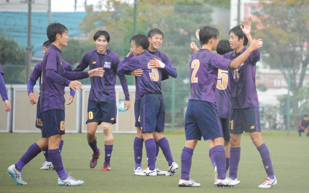 試合後、準々決勝進出を喜ぶ上越イレブン